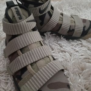 Lebron James Nike Soldier XIII style Childrens 11c